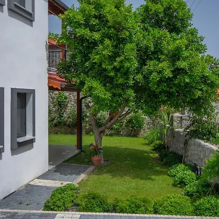 Rengin Stone House Villa *