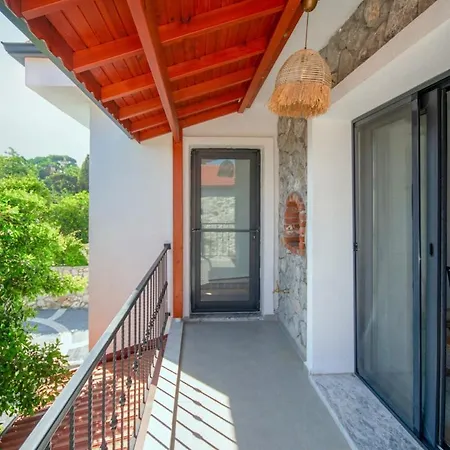 Rengin Stone House *