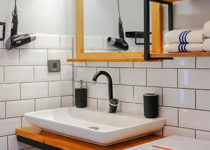 Rengin Stone House *